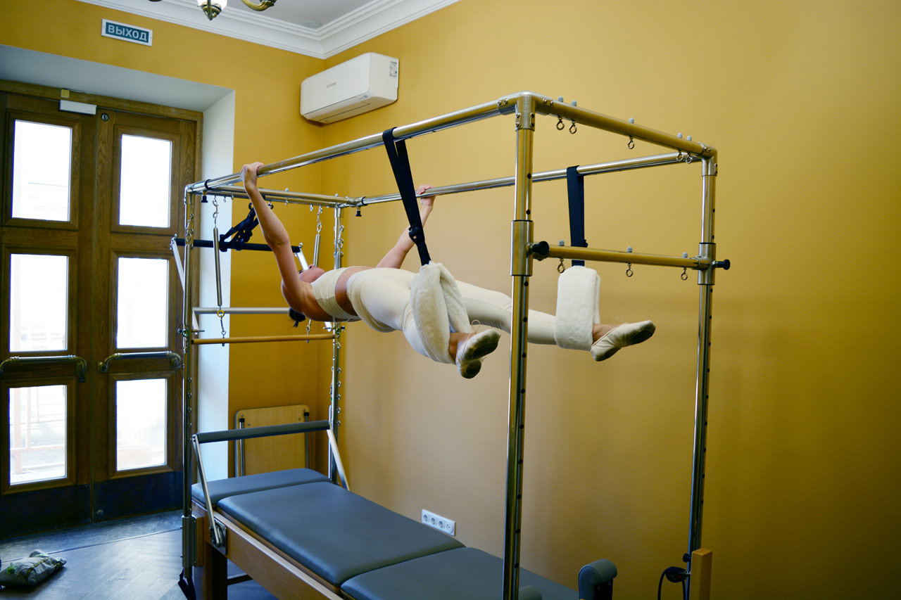 Оборудованный пилатес на тренажёре в студии пилатес и балета DM Studio