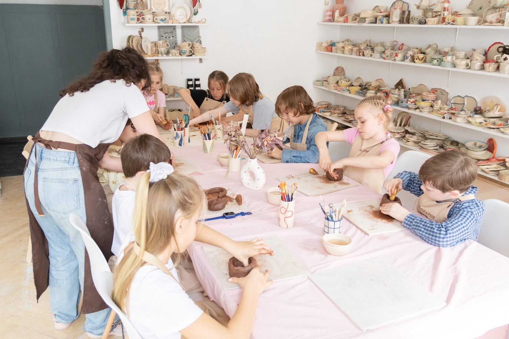 Дети лепят на мастер-классе