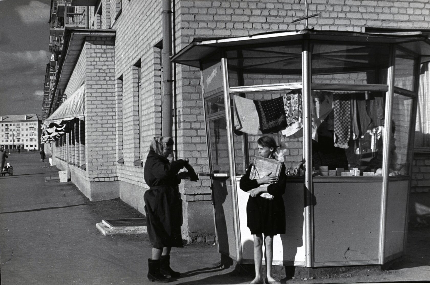 Магазин "Товары для мужчин" в жилом доме по ул. 40 лет Октября. 1960-е гг. 