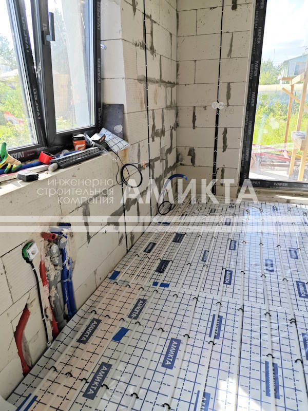 Руководство по монтажу инженерных сетей в загородных домах. Технические требования ПУЭ и СП к скрытой и открытой прокладке коммуникаций. Расчеты уклонов, правила опрессовки и подбор материалов.