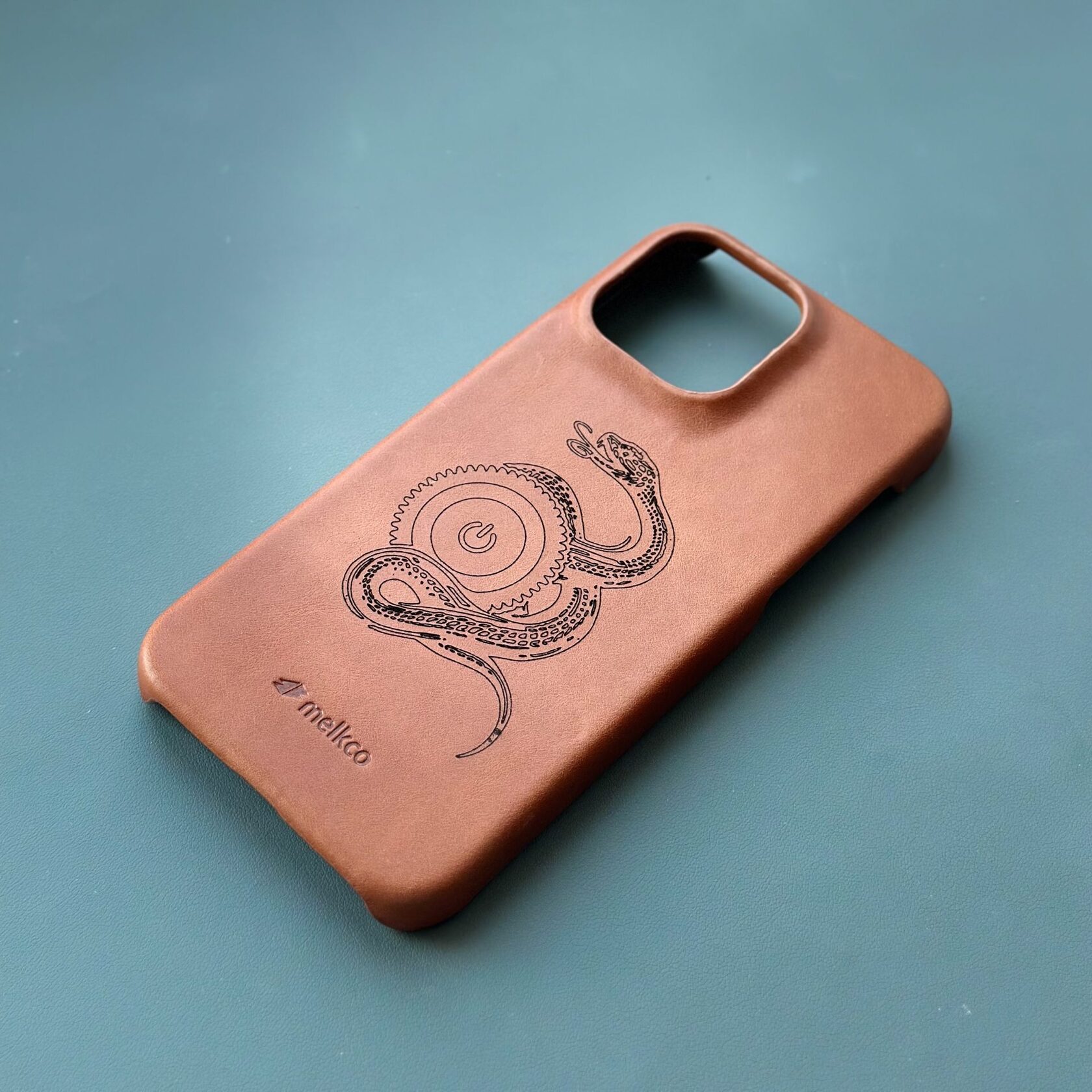 Гравировка имени или рисунка на кожаных изделиях заказчика в Кирове — StekloWood