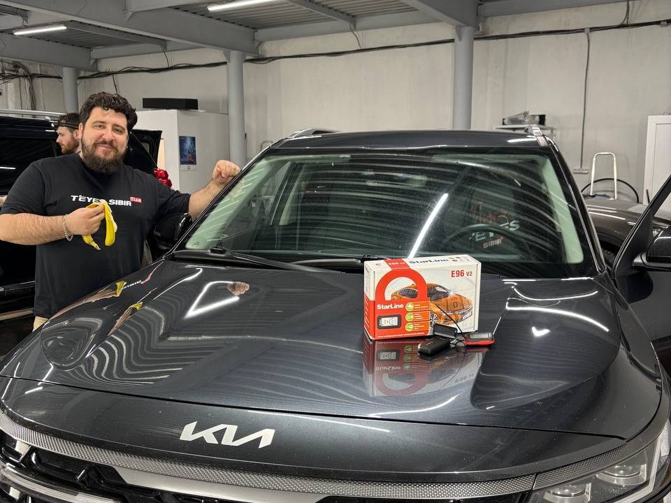 Kia Seltos с комплектом StarLine E96 V2 на капоте