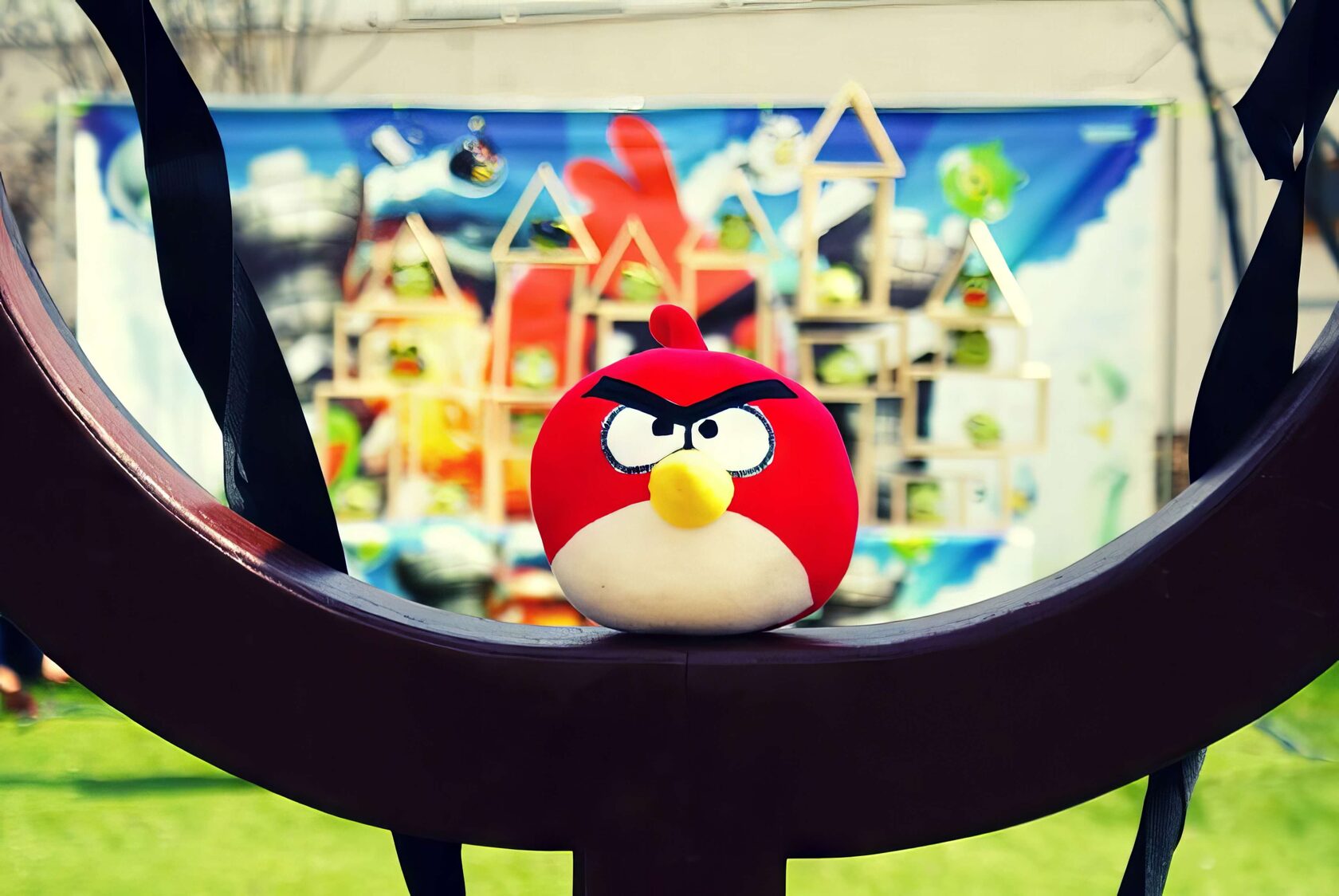 Рогатки angry birds. Рогатка Энгри бердз аттракцион. Angry Birds аттракцион рогатка. Призовой аттракцион Энгри бердз. Рогатка птички Angry Birds.