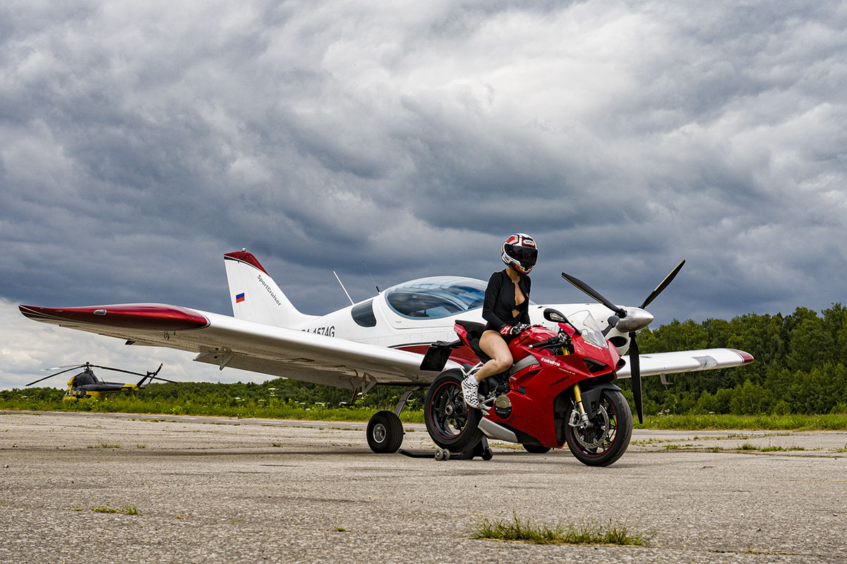 SportCruiser частый участник фотосессий, тут фотосессия с Илоной Селиной на аэродроме Большое Грызлово