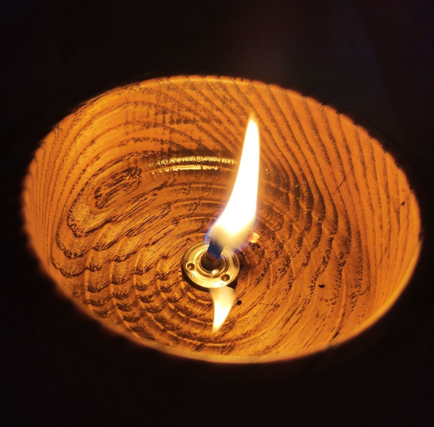 подсвечник из ясеня ручной работы с свечой.