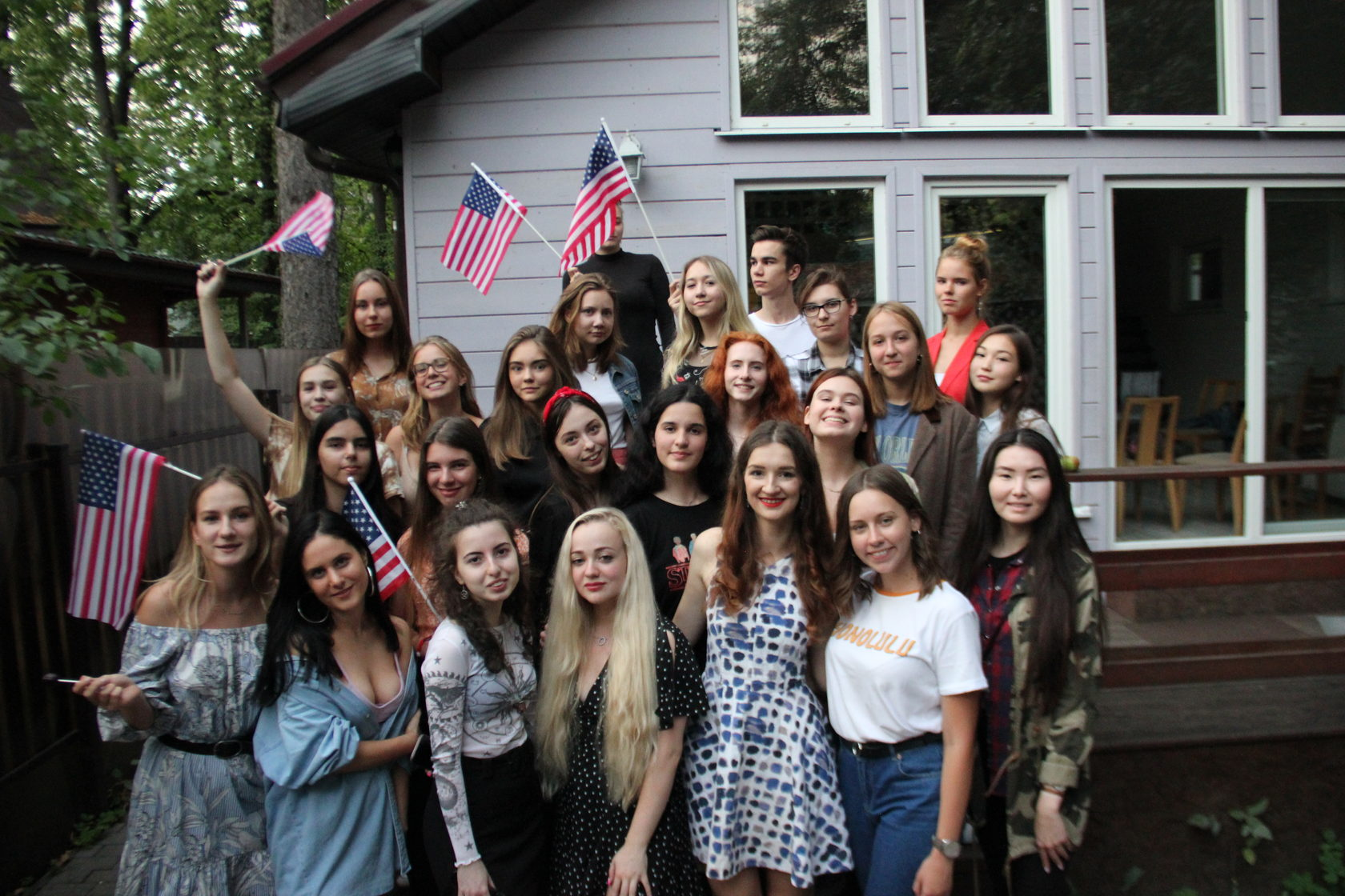 Ученики StudyAmerica с флагами США