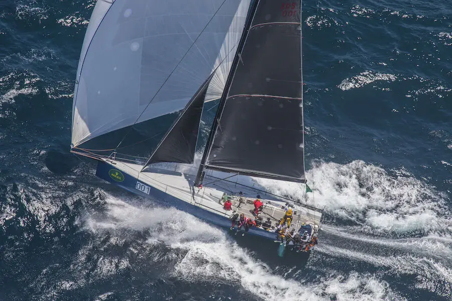 гоночная яхта в оффшорной регате в открытом море