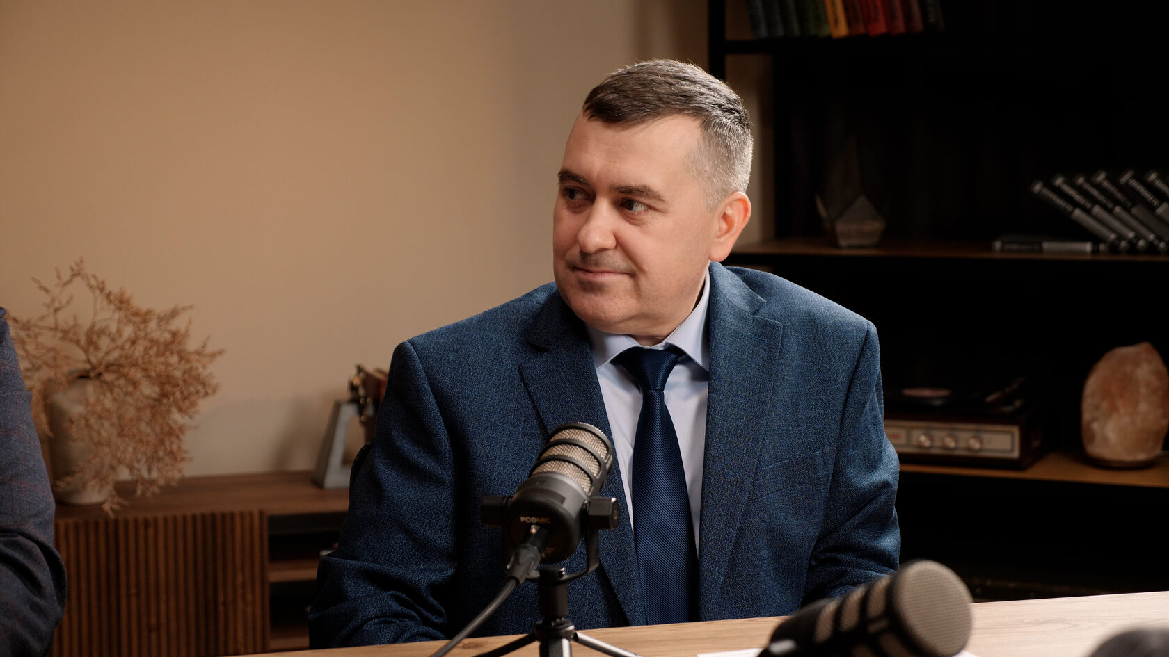 Студия ведущая и гость на стульях друг напротив друга