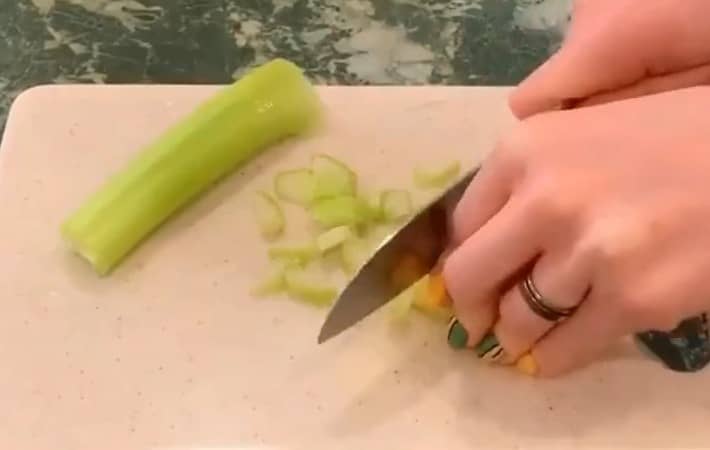 Приготовление постного горохового супа-пюре из консервированного горошка: шаг 1