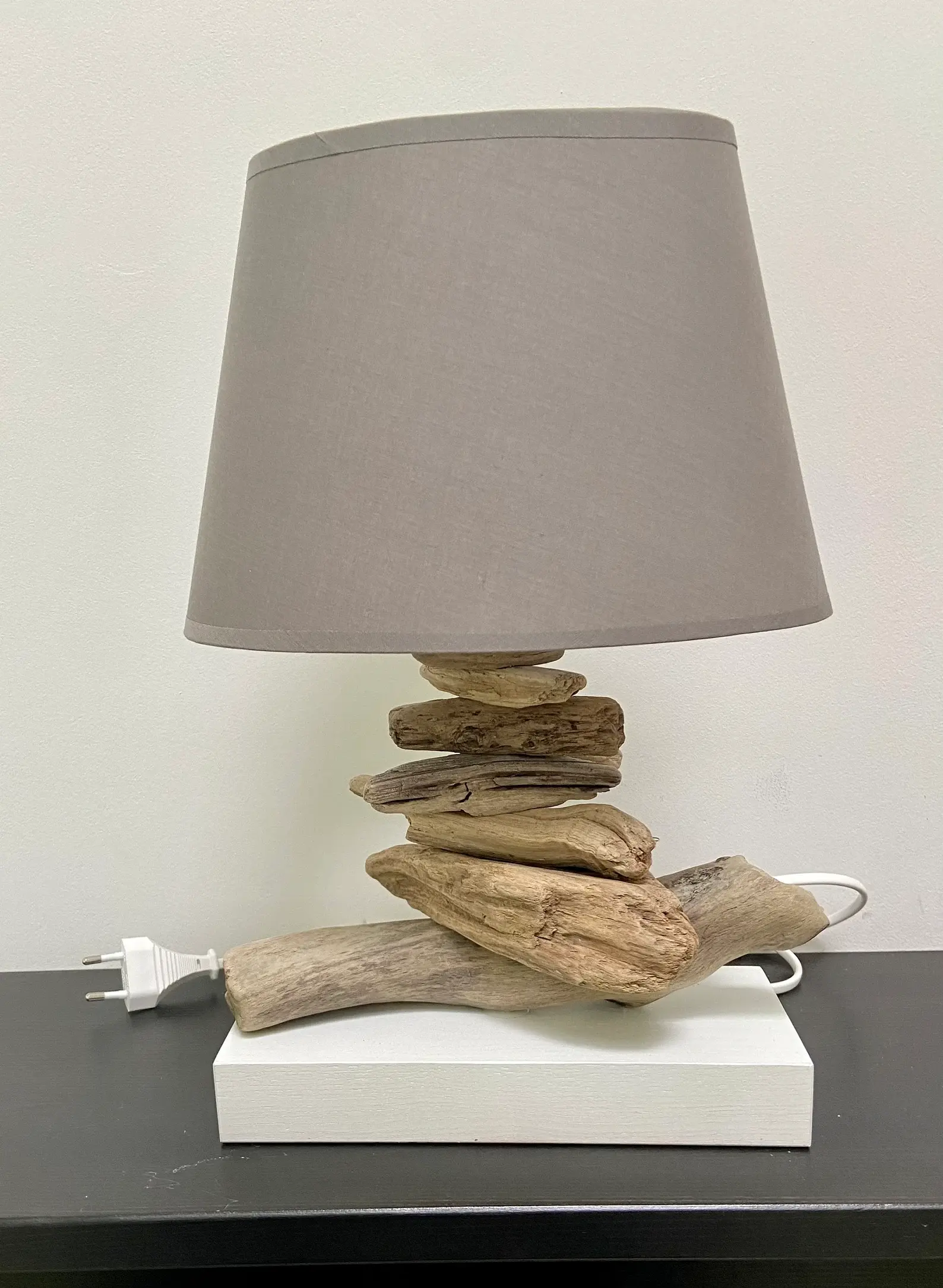 настольный светильник ручной работы из дрейфута
