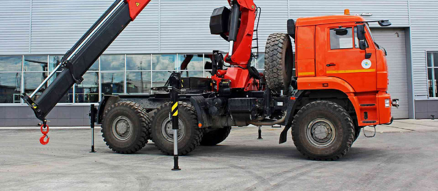 водитель автомобиля с кму. оператор манипулятора. исузу манипуль 10 тонн высота. водитель автомобиля с кму. бортовой автомобиль камаз 65117-7010-48 с манипулятором dongyang ss2037.