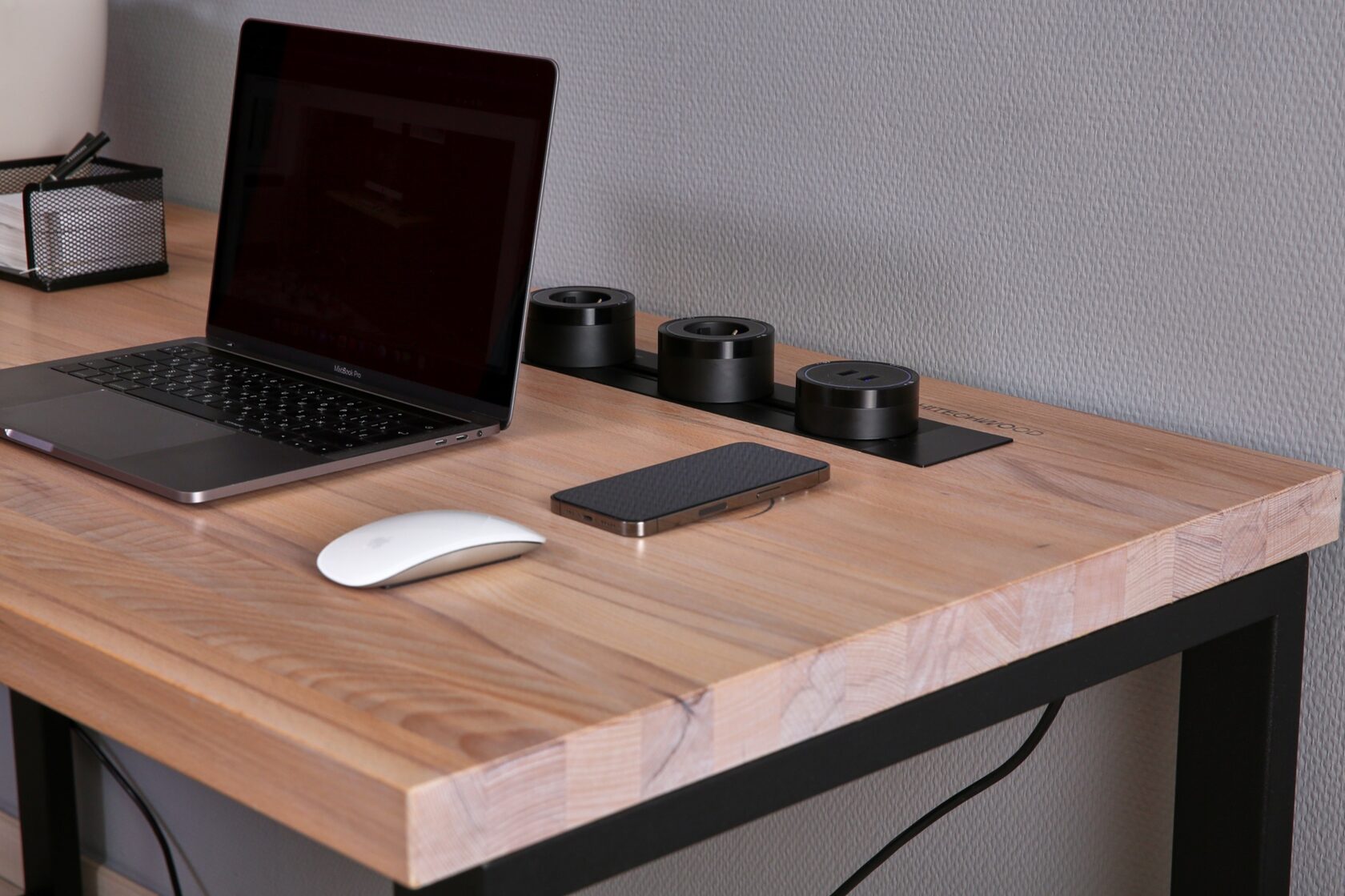 Столешница из массива ясеня, металлический каркас и трековые розетки HITECHWOOD
