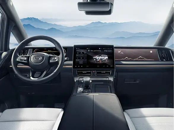 GAC M8: два больших экрана