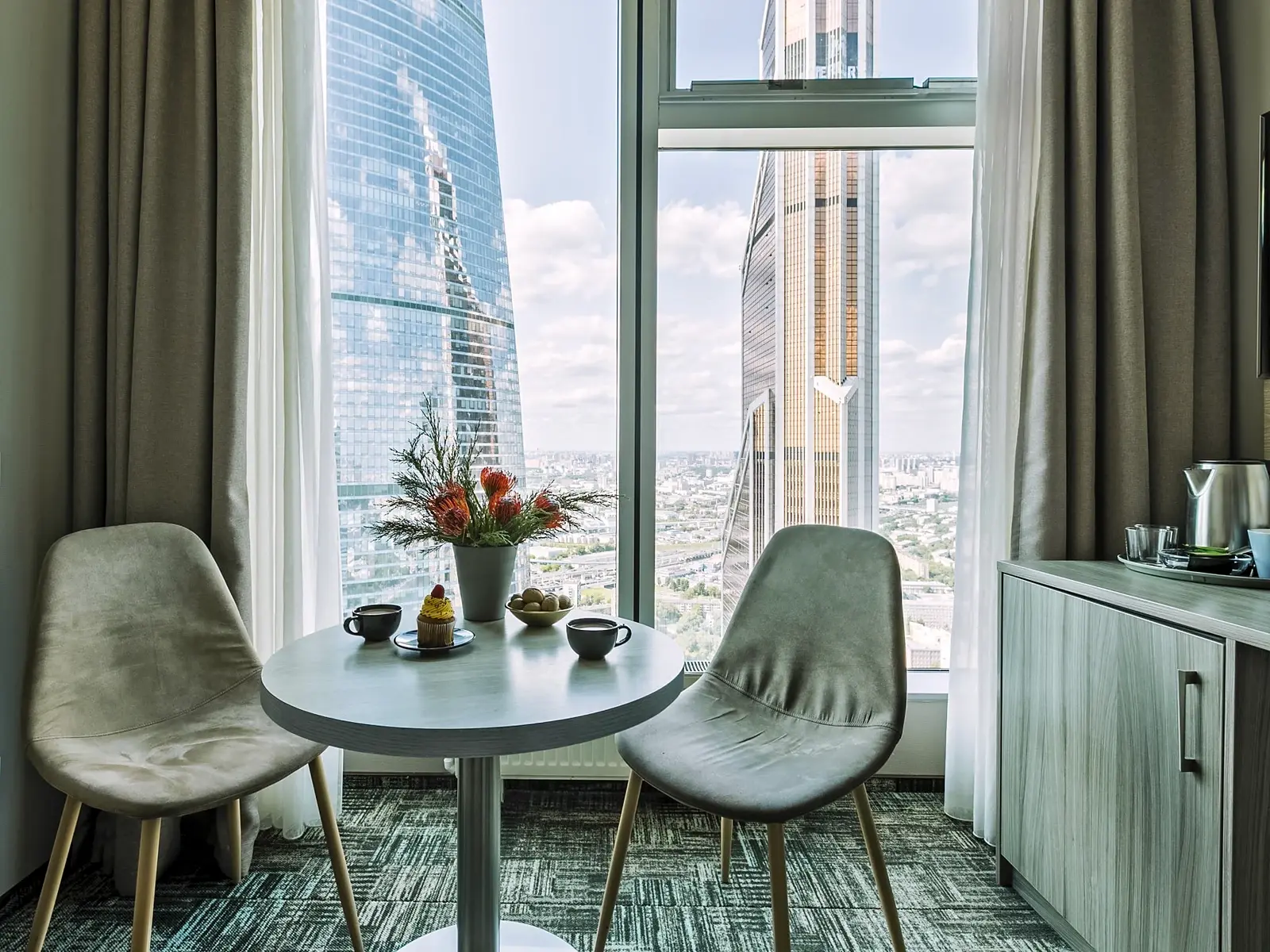 Интерьер номера Panorama City с панорамным окном
