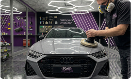 Мастер полирует капот Audi RS в студии