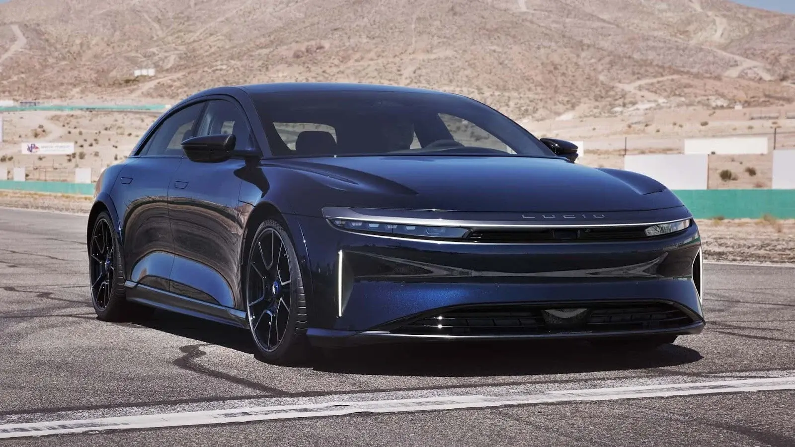 Lucid Air (830 км)
