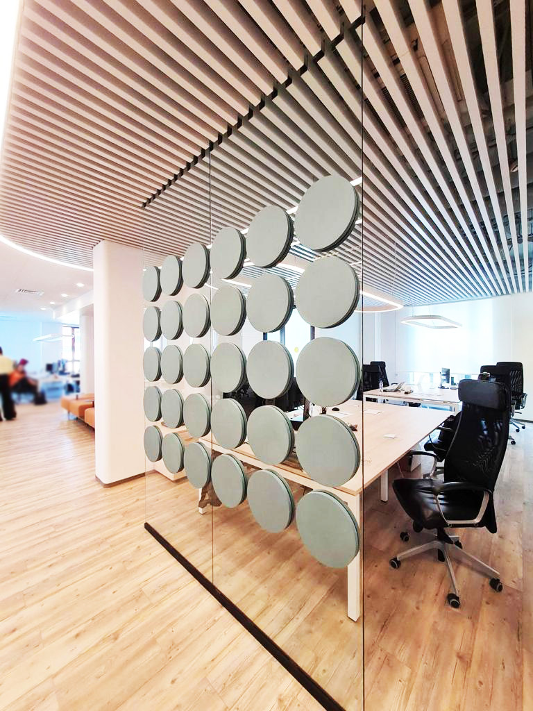 Шумопоглощение в стеклянных переговорных