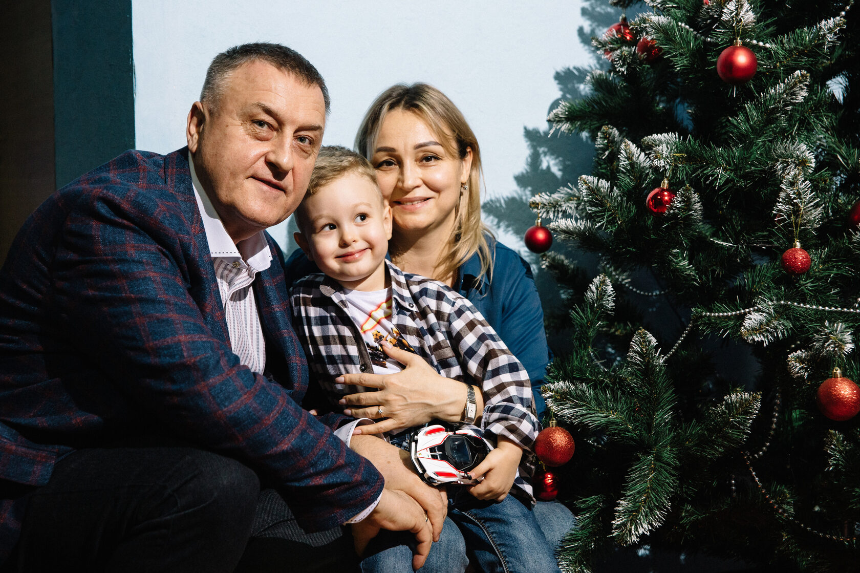 Семья у новогодней елки в Здравнице