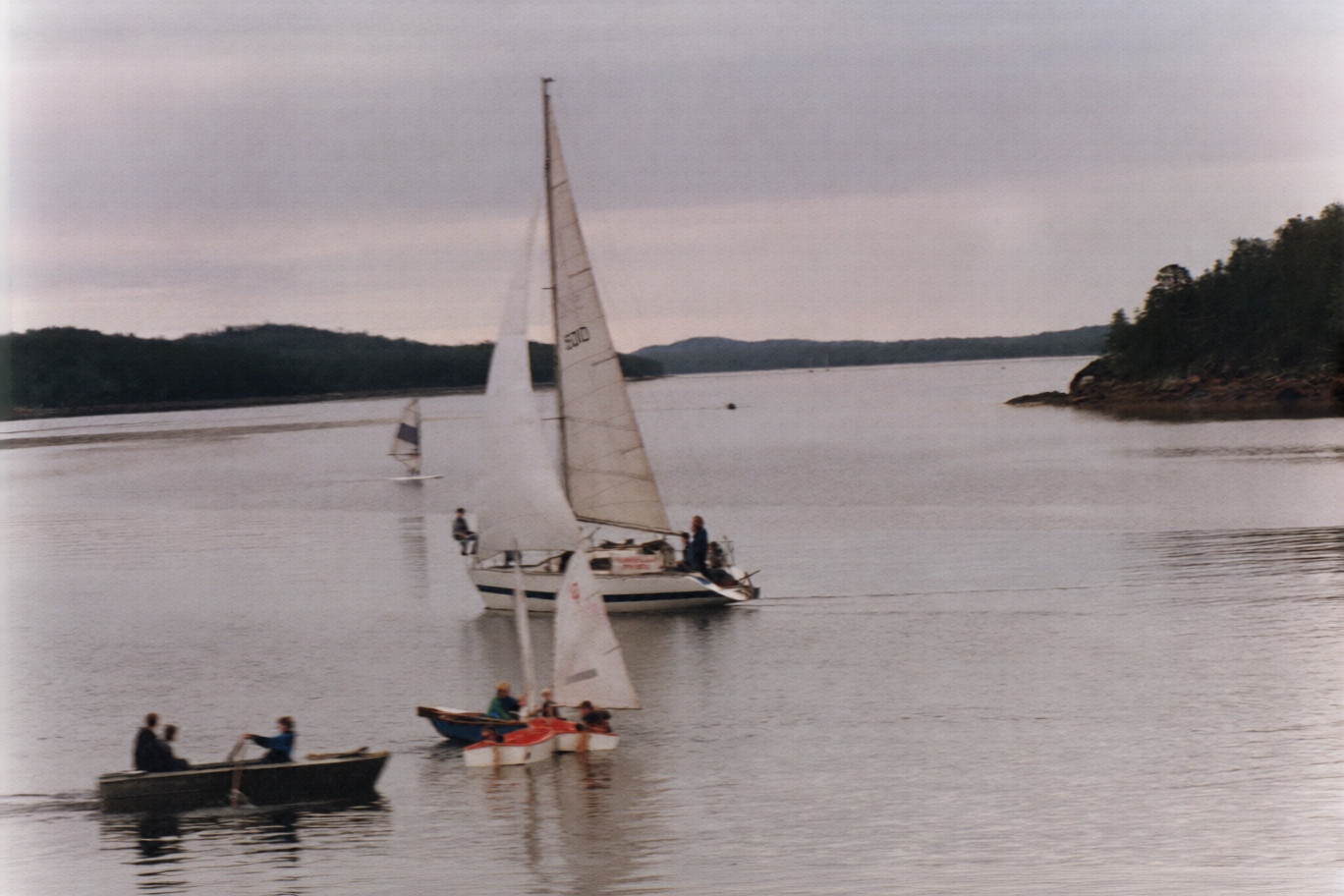 Яхта из Чупы выходит на регату Арктический рейс