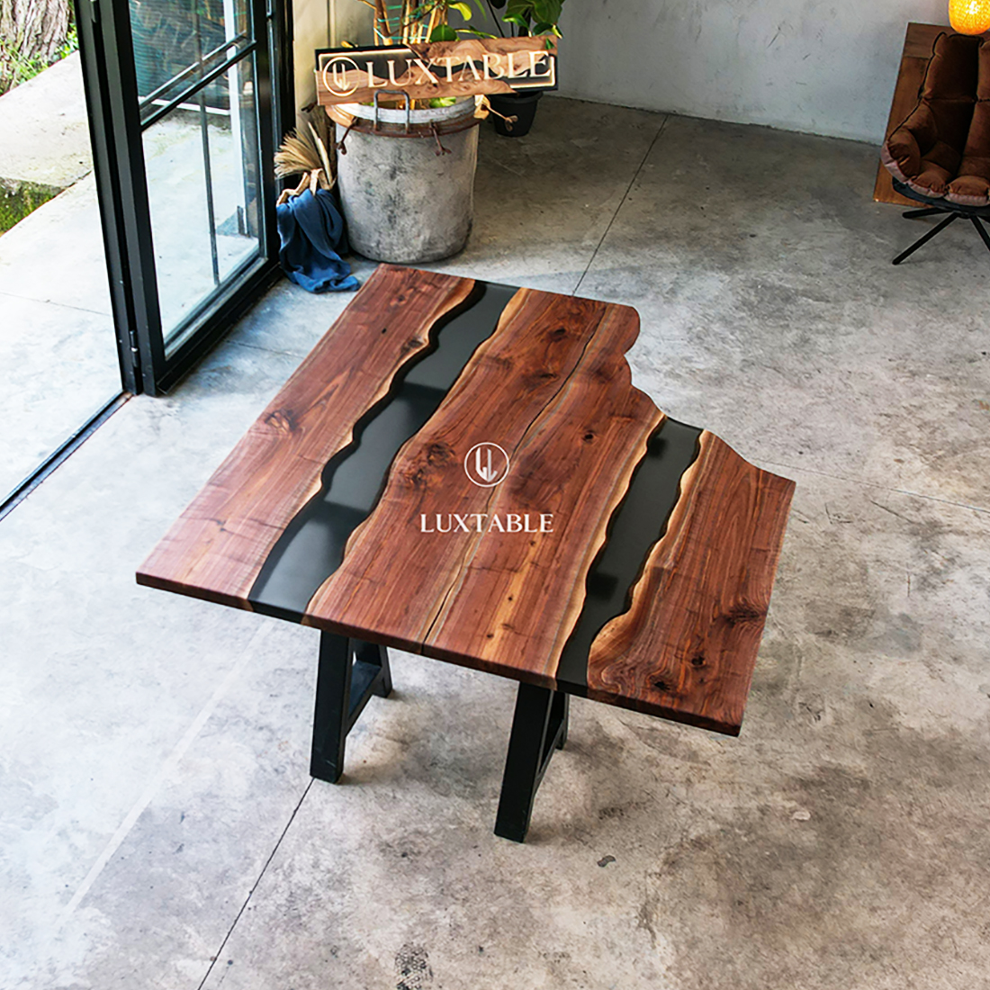 Epoxidharz Tische Alagoas aus europäischem Nussbaum und hellblauem Epoxidharz mit Metallic Effekt