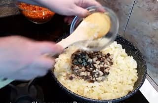 Приготовление печеночного торта из куриной печени с морковью и луком: шаг 9