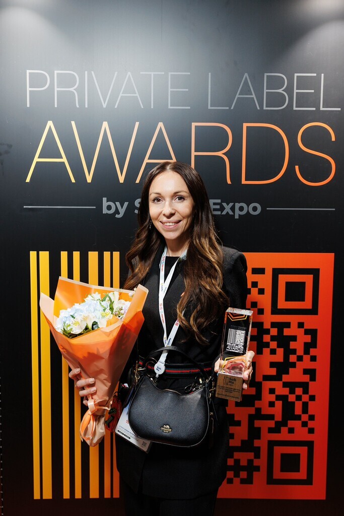 Представитель компании «Фуд-Инновация» с главным призом премии Private Label Awards