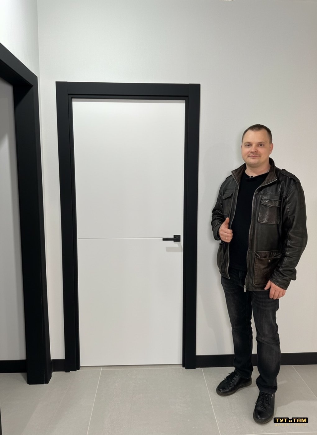 Белые полотна в чёрной раме