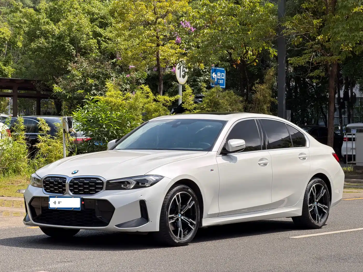 BMW 325Li G28 2024 M Sport Package — передняя часть белого седана, ракурс в три четверти