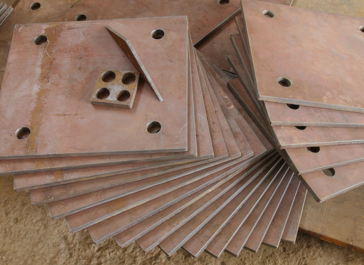 Закладные детали пластины. Стальная пластина закладная. Закладная деталь 200х200мм из листа 5мм с отверстиями. Анкерная плита под фундаментный болт. Пластины металлические 300х300х10.