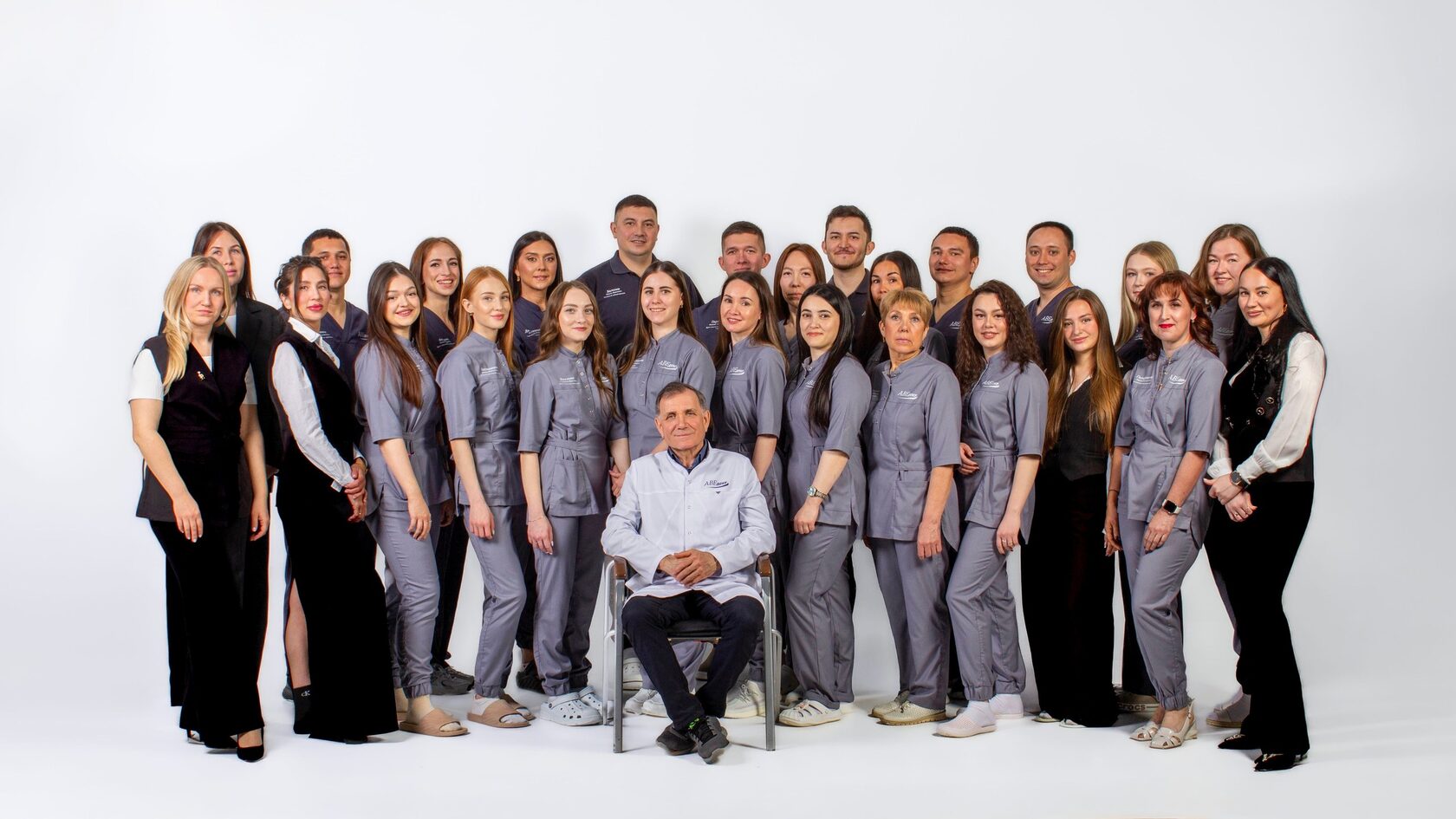 Команда специалистов и директор клиники АВЕДЕНТ 