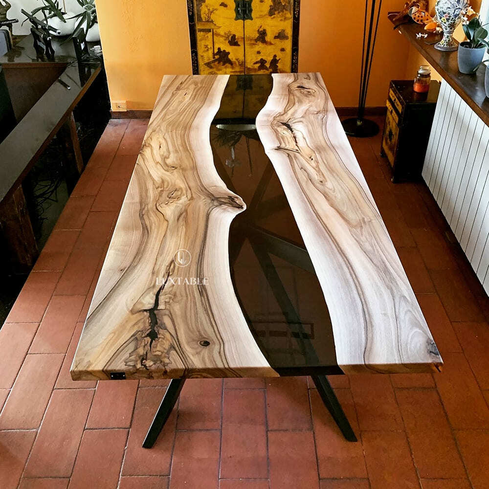 Epoxidharz Tische Alagoas aus europäischem Nussbaum und hellblauem Epoxidharz mit Metallic Effekt