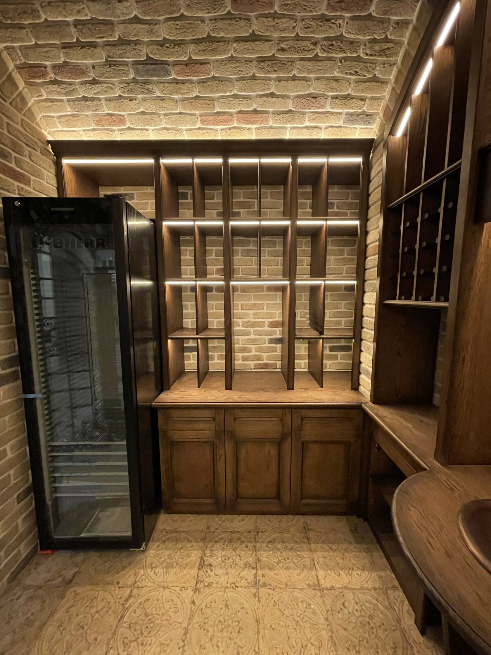Винный шкаф в отдельной комнате для хранения вина