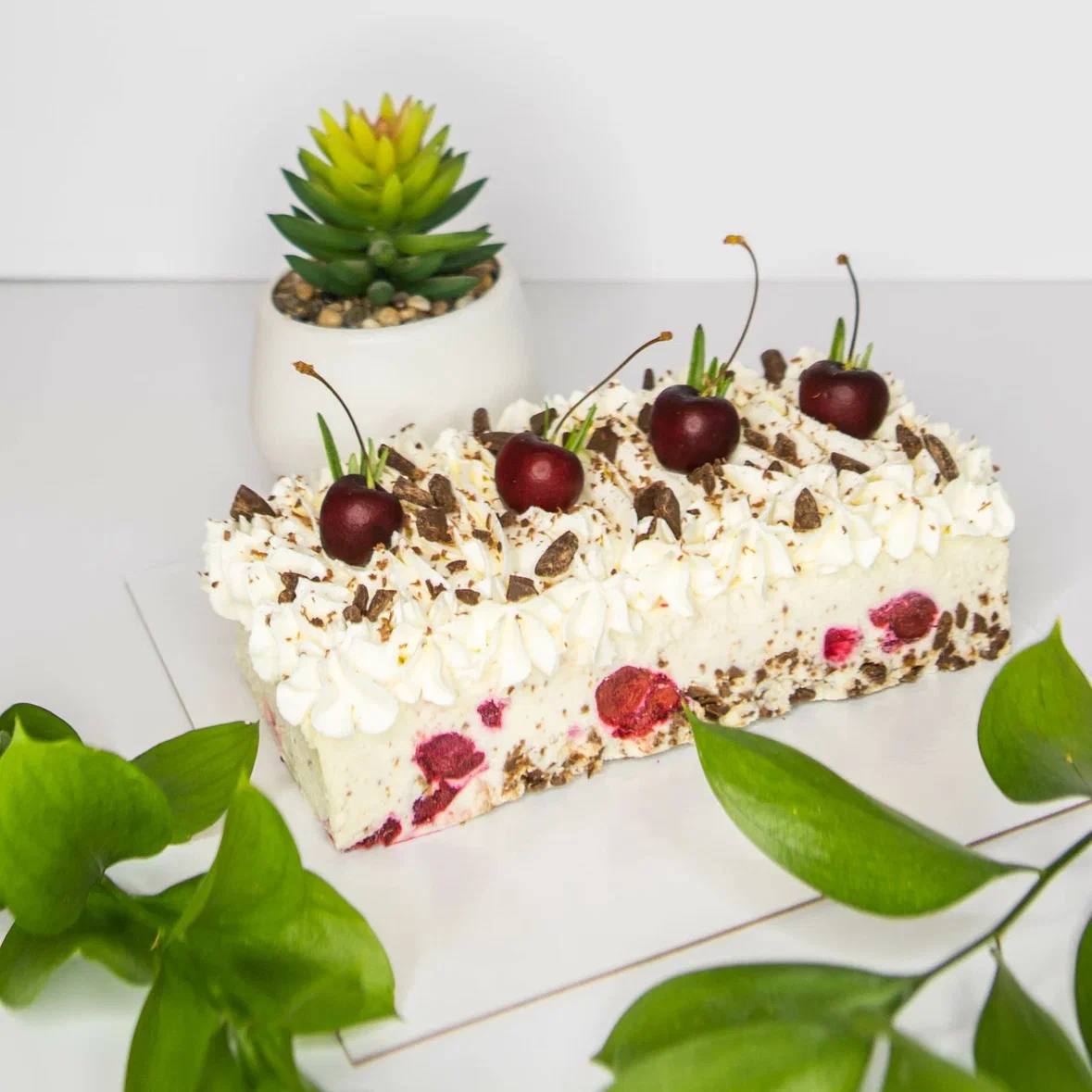 шоколадная бомбочка чизкейк. торты ассорти четвертинки. десерты чита. десерты чита. десерты чита.