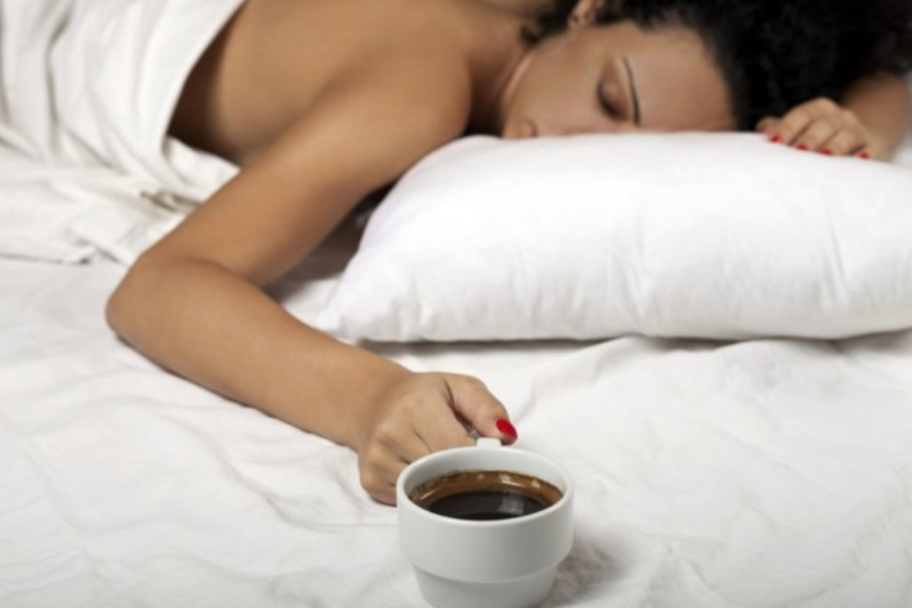 Что делать девушке в постели. Кофе в постель. Кофе в постель любимому. Чашка кофе в постель. Утренний кофе в постель.