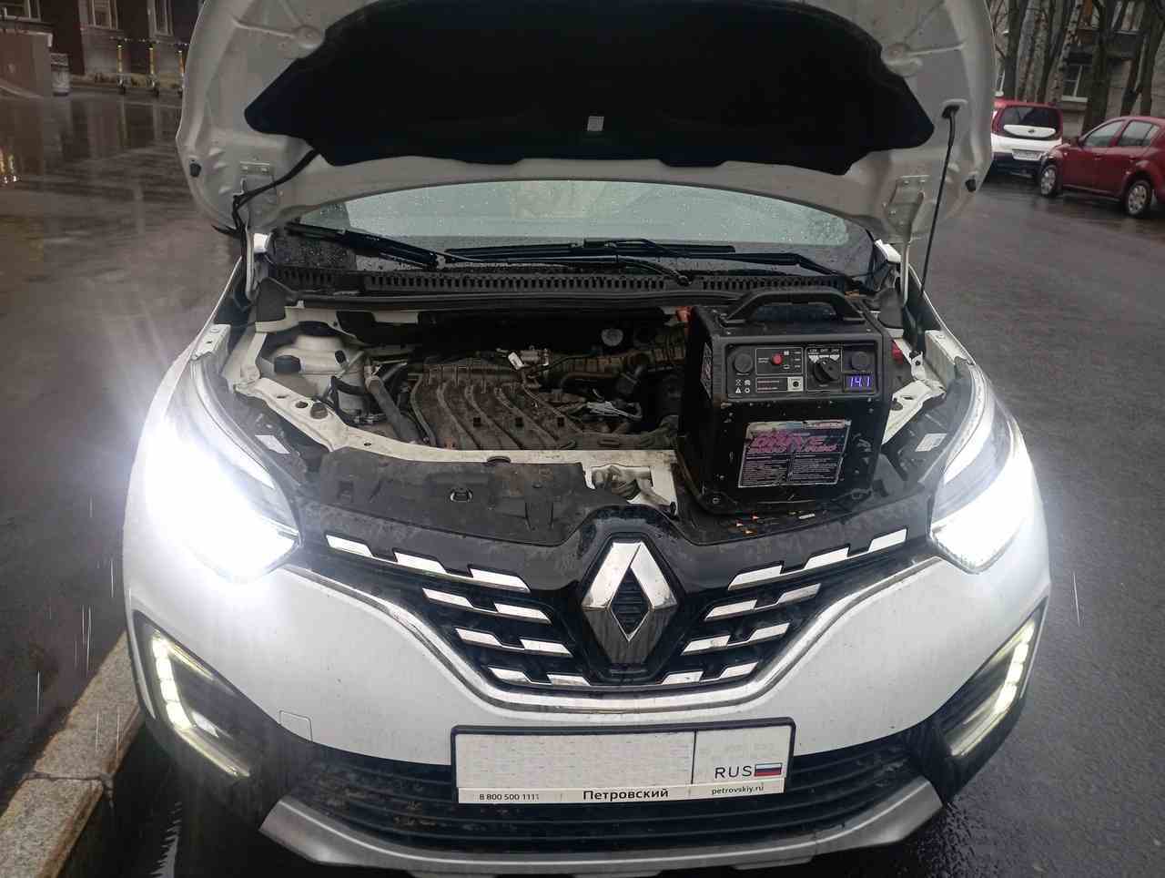 Запустили двигатель, прикурили аккумулятор Renault Kaptur, на проспекте Металлистов в Калининском районе Санкт-Петербурга