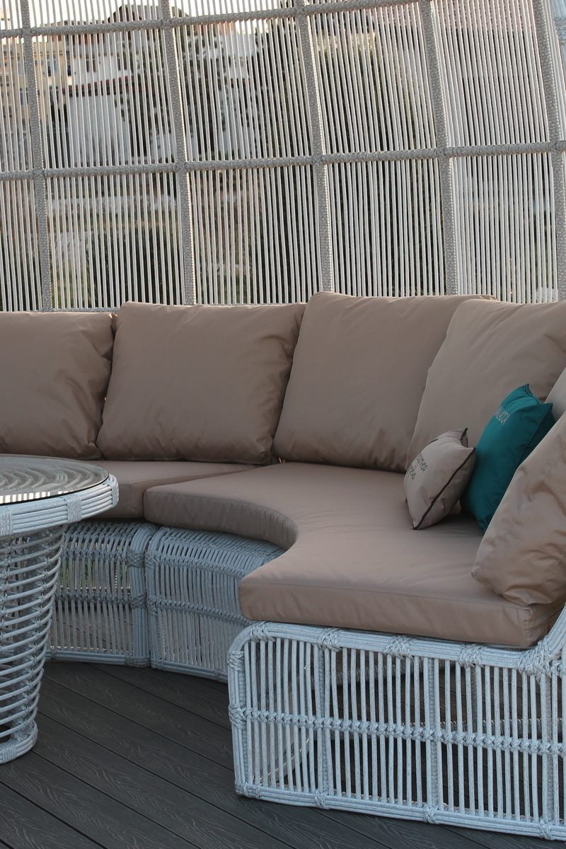 Современная мебель Malacca из искусственного ротанга на террасе.