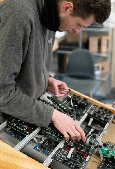 Мужчина производит проверку электронных схем