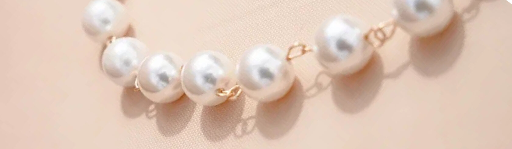 Фотосъемка кольца и браслета Swarovski с использованием студийного освещения и реквизита для создания стильного образа.