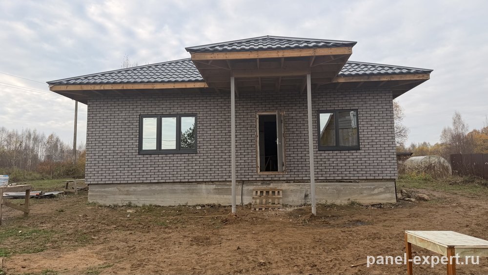 Дом в Калужской области с крыльцом, клинкер Brick Wall серый