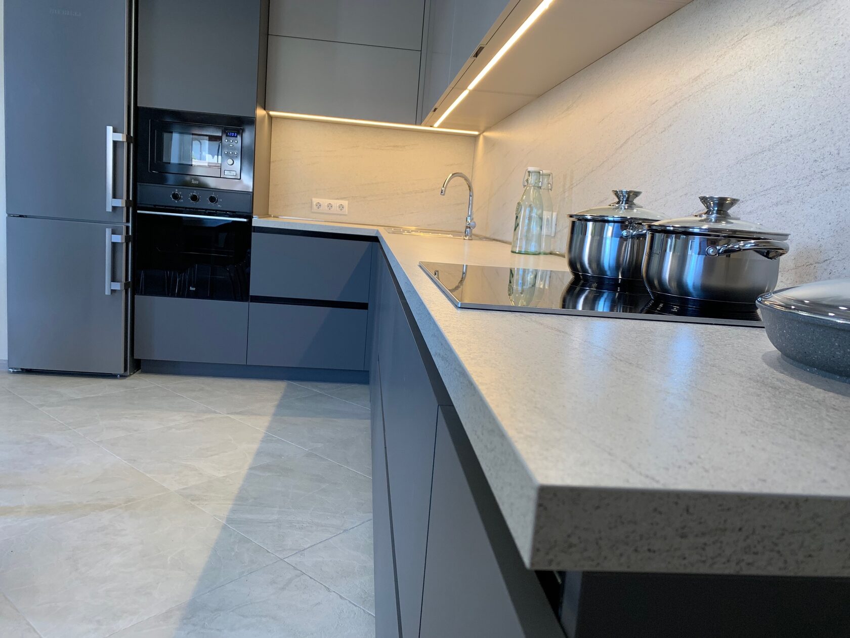 Сравнение немецкого постформинга с HPL‑пластиком и компакт‑плиту HPL: честный разбор материалов