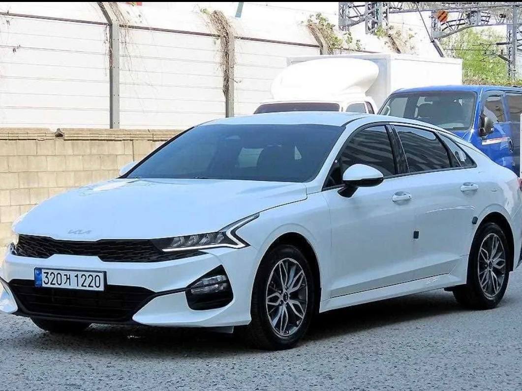 Kia K5 Trendy 2023 — вид спереди