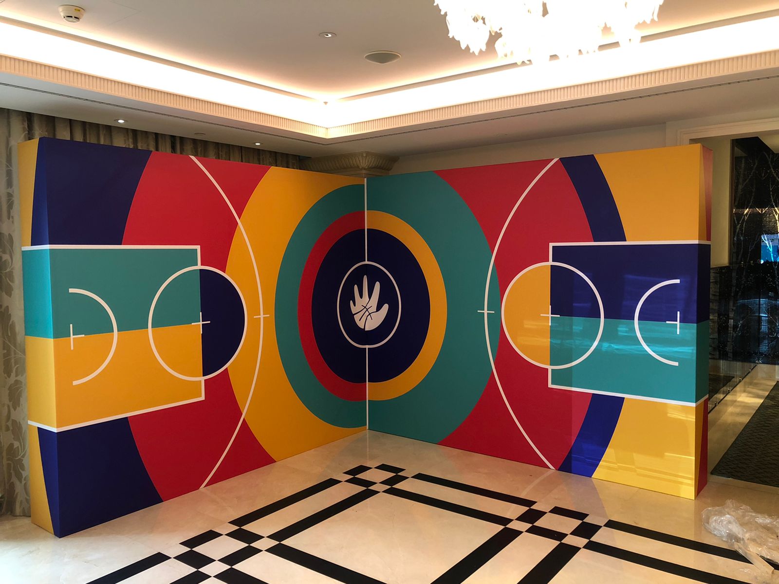 Пресс-волл из бруса на реальном мероприятии