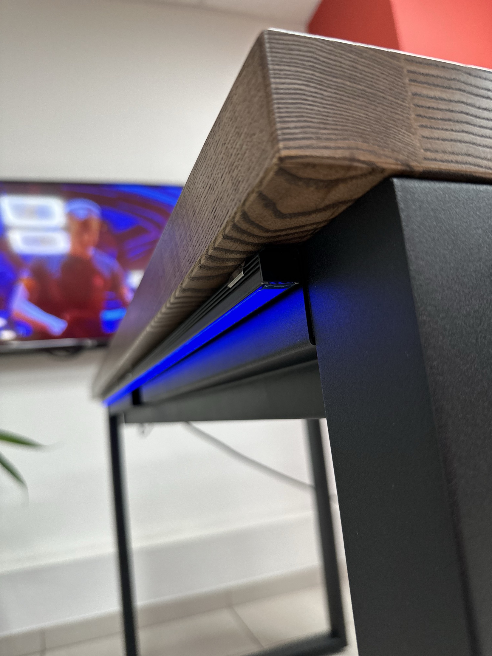 LED-подсветка под столешницей из массива дерева