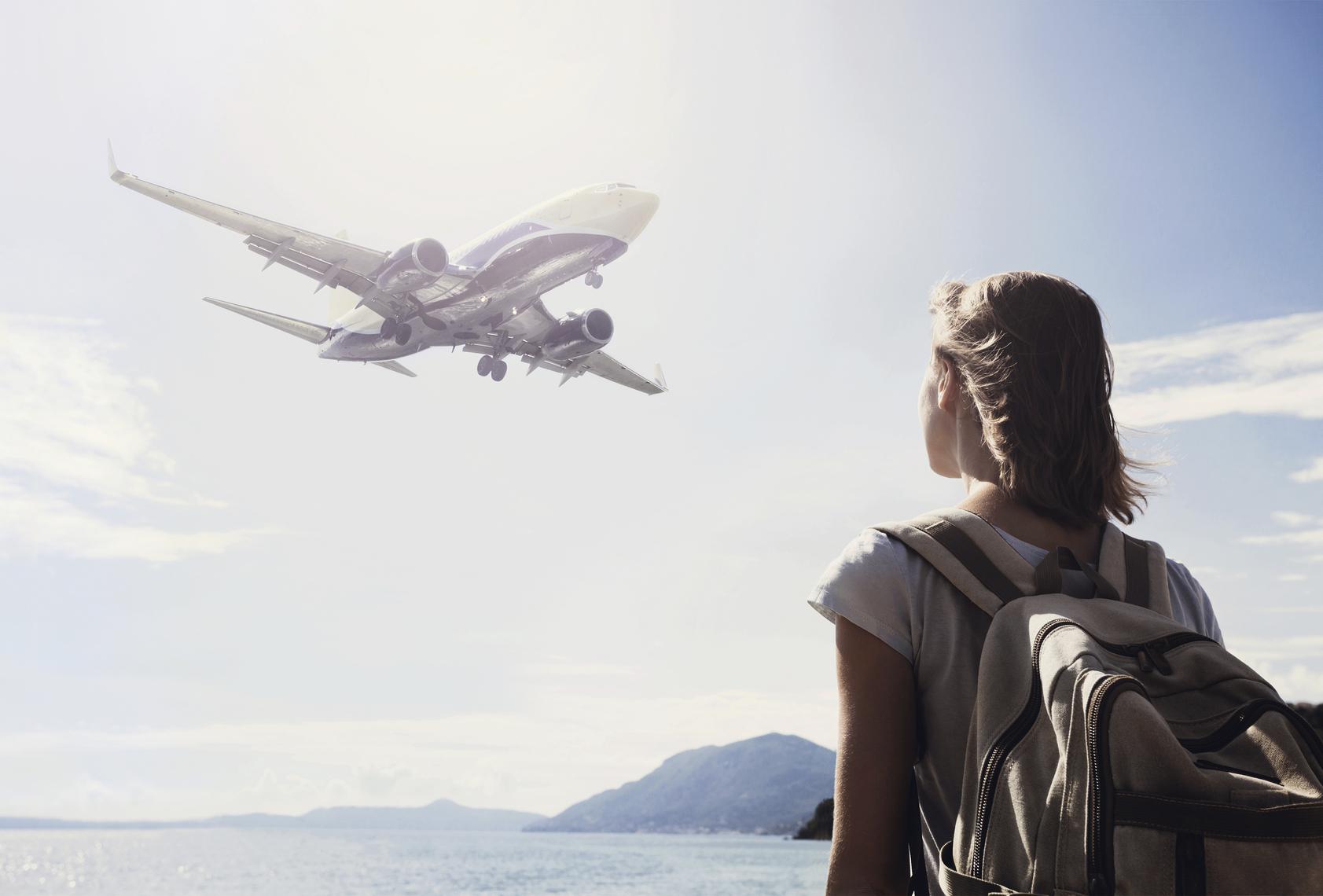 Девушка в путешествии. Небо самолет девушка. Девушка путешествует. Девушка в самолете. Самолет travel