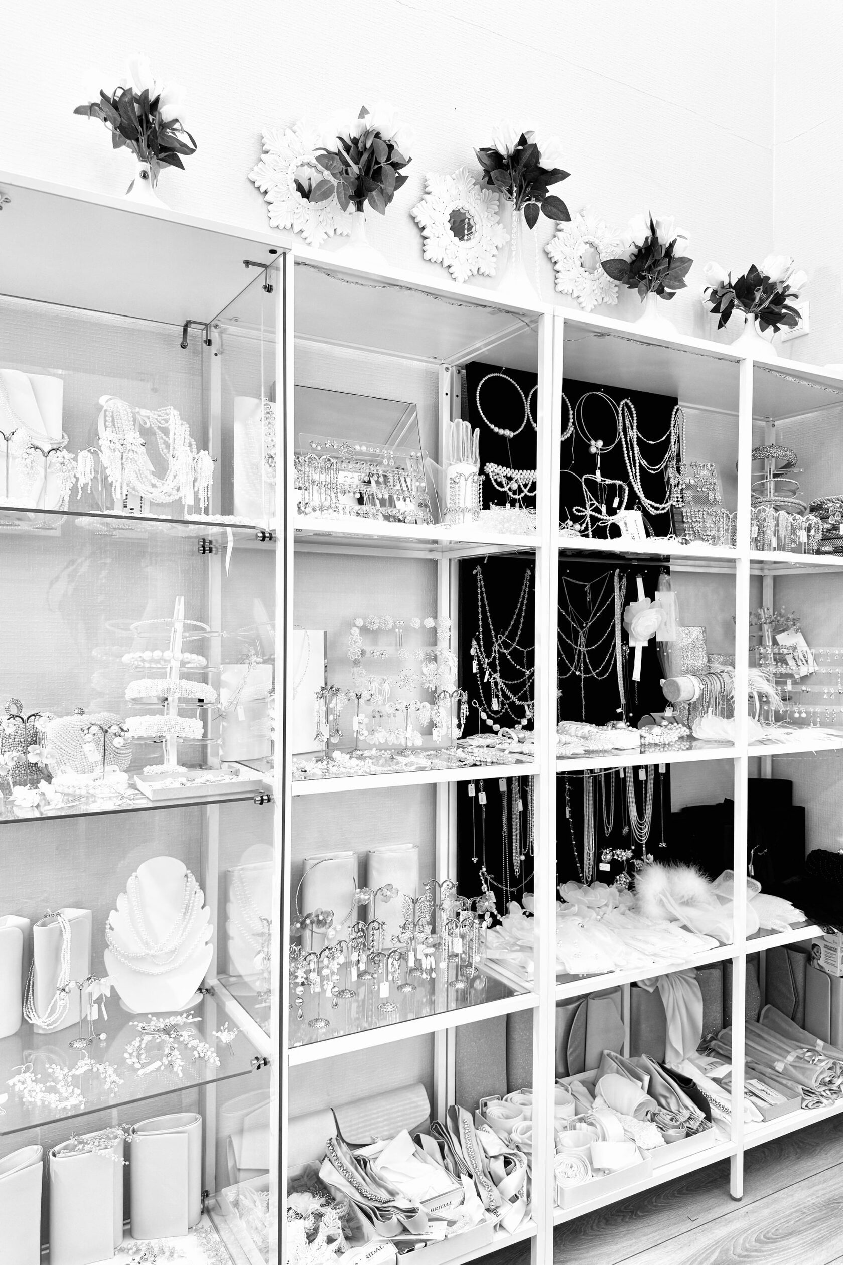 Свадебные аксессуары для невест в свадебном салоне PRIMA BRIDAL в Москве
