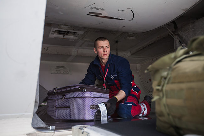 співробітники перевозять вантаж