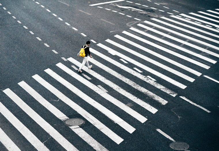 человек переходит дорогу вид сверху