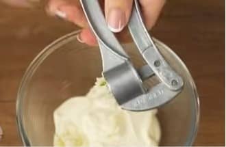 Приготовление рулета из лаваша с рыбными консервами, яйцом, сыром и зеленью: шаг 6