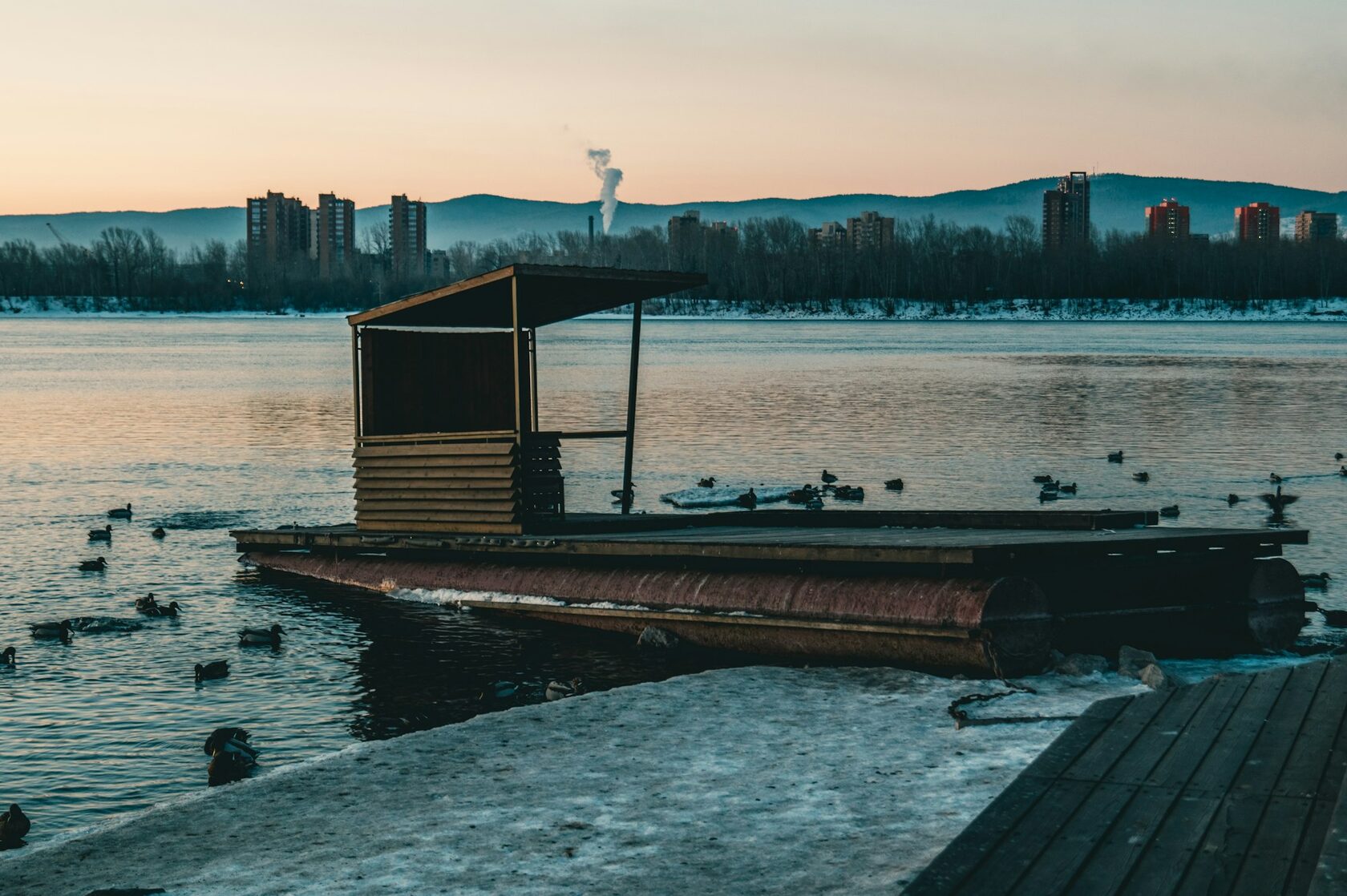 Современный посёлок у воды с причалом и судоподъёмной системой RiverLift