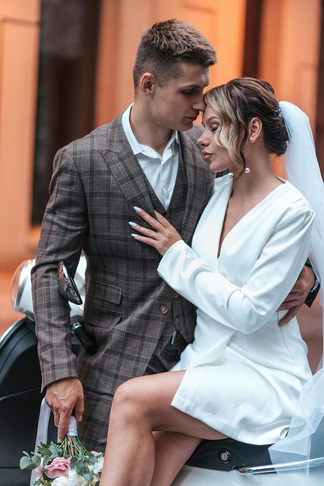 жених в летнем клетчатом костюме